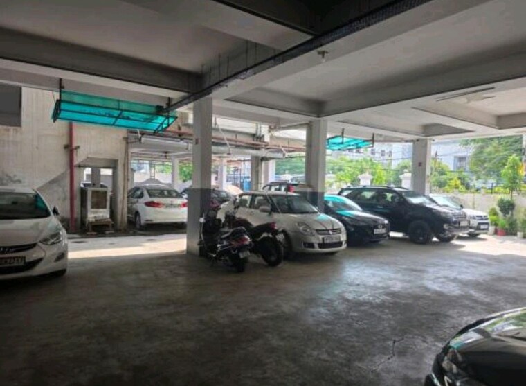  Parking, hazratganj 3 Bedroom 1750 Sq.Ft. Apartment In Hazratganj Lucknow 10726214