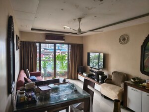 Room in 3 BHK Apartment at Lalani Grandeur, Goregaon East – for Sale
