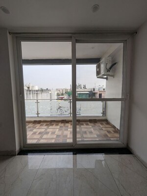 Room in 3 BHK Builder Floor at Sector 52 – for Rent