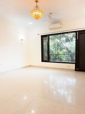 Room in 3.5 BHK Builder Floor at Nirvana Country – for Rent