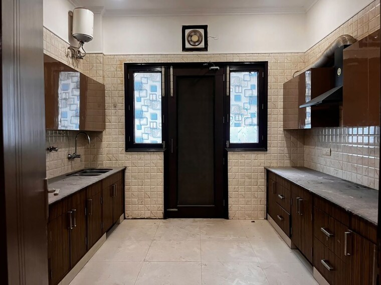 Kitchen, nirvana country 3.5 Bedroom 360 Sq.Yd. Builder Floor In Nirvana Country Gurgaon 10726427