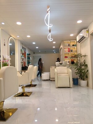 Living Room in  Shop at Harmony Transbay, Aundh – for Rent