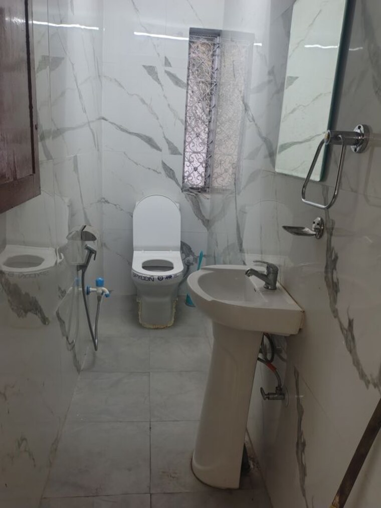 Bathroom, sheikh sarai 2.5 Bedroom 1300 Sq.Ft. Builder Floor In Sheikh Sarai Delhi 10726441