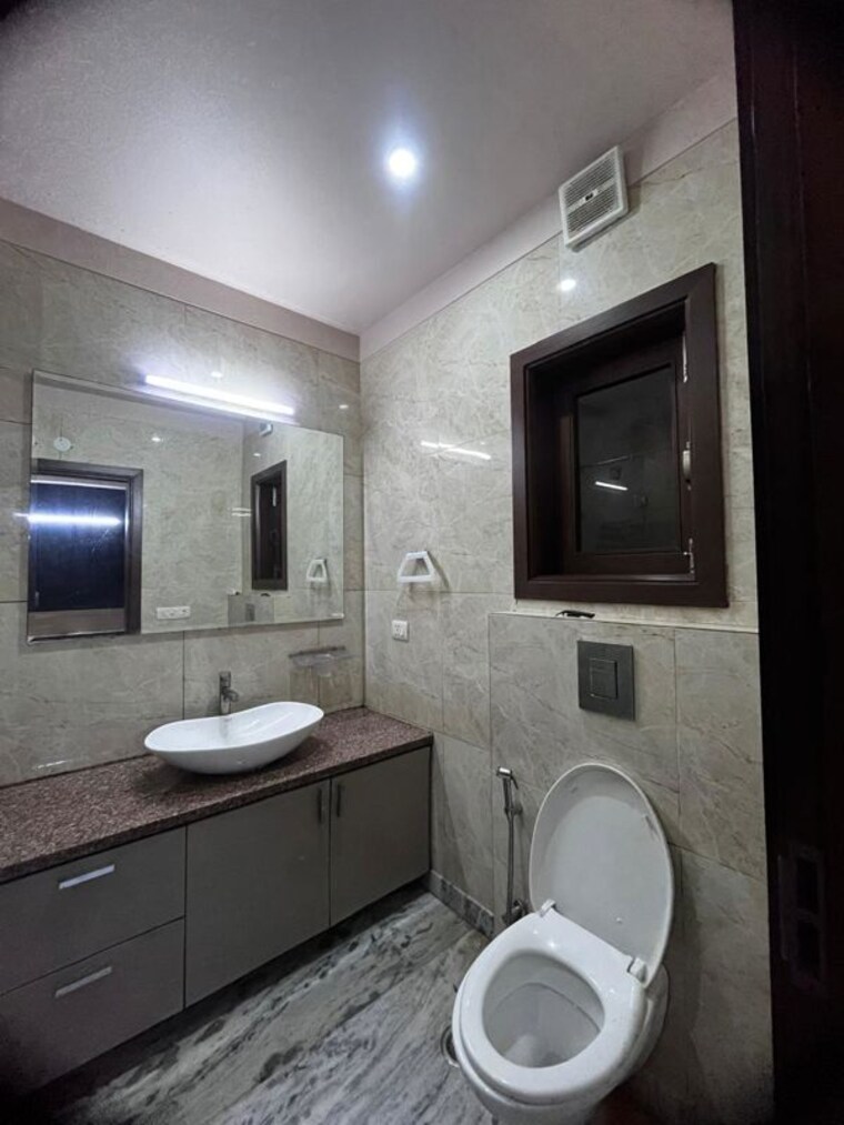 Bathroom, freedom fighters enclave 1 Bedroom 700 Sq.Ft. Apartment In Freedom Fighters Enclave Delhi 10726522