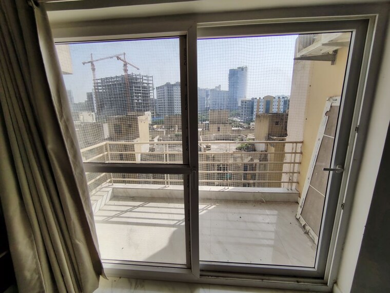 Balcony, paras-tierea 3.5 Bedroom 1580 Sq.Ft. Apartment In Sector 137 Noida 10726629