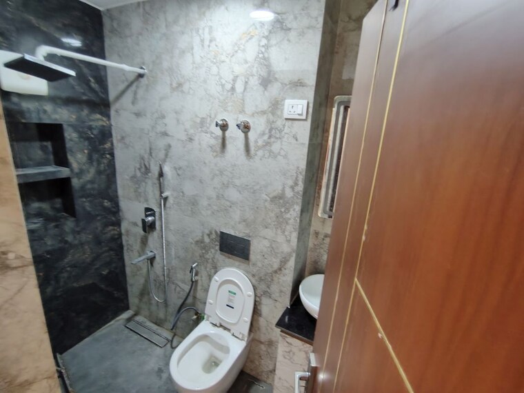 Bathroom, paras-tierea 3.5 Bedroom 1580 Sq.Ft. Apartment In Sector 137 Noida 10726629