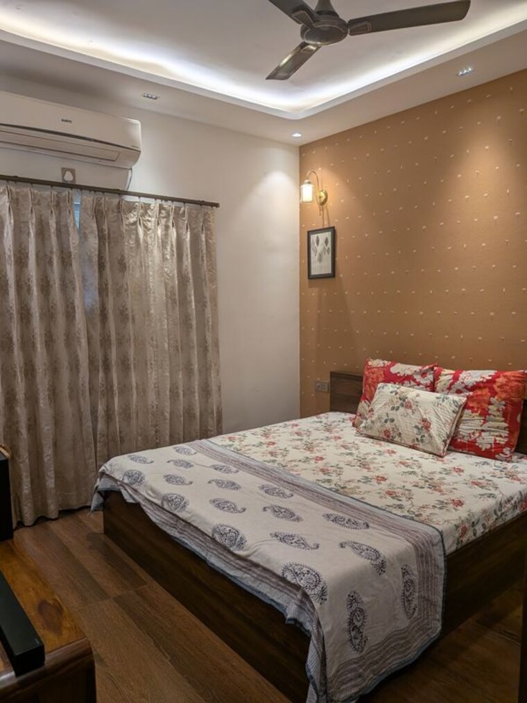 Bedroom, lavender-floors 3 Bedroom 250 Sq.Yd. Builder Floor In Sector 89 Faridabad 10726620