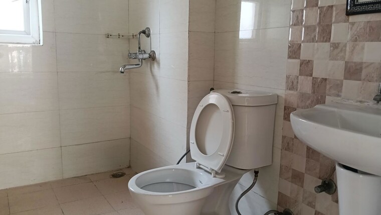 Bathroom, amrapali-silicon-city 3 Bedroom 1420 Sq.Ft. Apartment In Sector 76 Noida 10726665