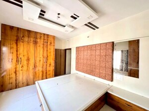 Room in 3 BHK Apartment at Mulund West – for Sale