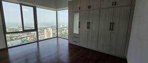 Room in 2 BHK Apartment at Piramal Aranya, Byculla – for Rent