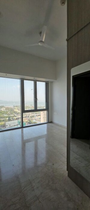 Room in 2 BHK Apartment at Piramal Aranya, Byculla – for Rent