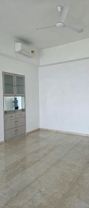 Room in 2 BHK Apartment at Piramal Aranya, Byculla – for Rent