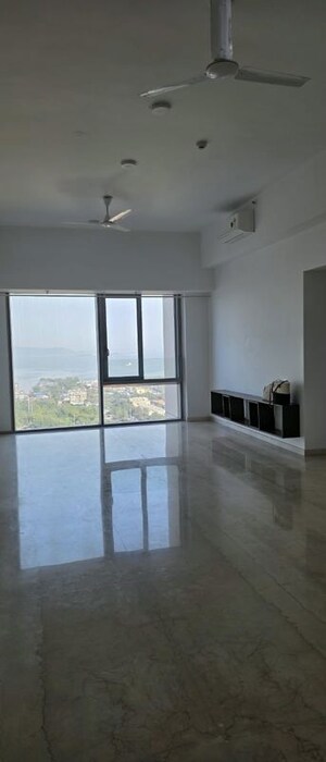 Room in 2 BHK Apartment at Piramal Aranya, Byculla – for Rent