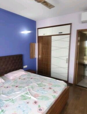 Room in 2 BHK Apartment at Experion Capital, Gomti Nagar – for Rent