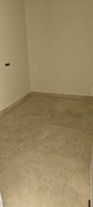 Room in 4 BHK Builder Floor at Unitech Nirvana Country Cedar Crest, Sector 50 – for Rent
