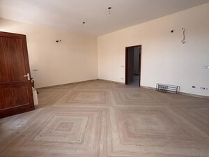 Room in 6 BHK Independent House at Sector 88 – for Rent