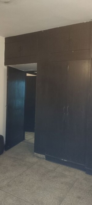 Room in 3 BHK Apartment at Sarita Vihar – for Rent