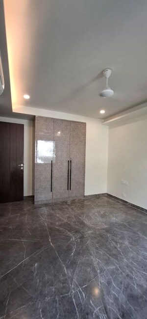 Room in 3 BHK Builder Floor at South Extension ii – for Rent