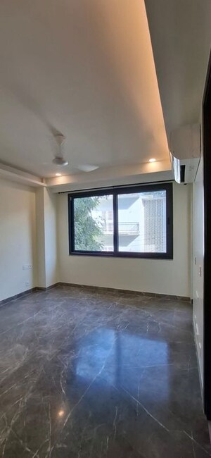 Room in 3 BHK Builder Floor at South Extension ii – for Rent