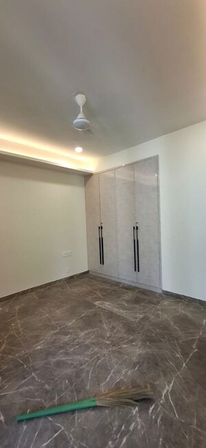 Room in 3 BHK Builder Floor at South Extension ii – for Rent