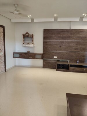 Room in 2.5 BHK Apartment at Gundecha Symphony, Andheri West – for Sale