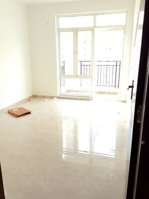 Room in 2 BHK Apartment at Omaxe R2, Gomti Nagar – for Sale