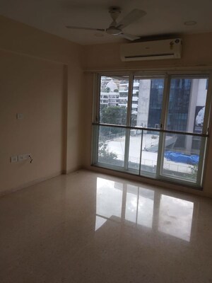Room in 2 BHK Apartment at Supreme Badrinath, Khar West – for Rent