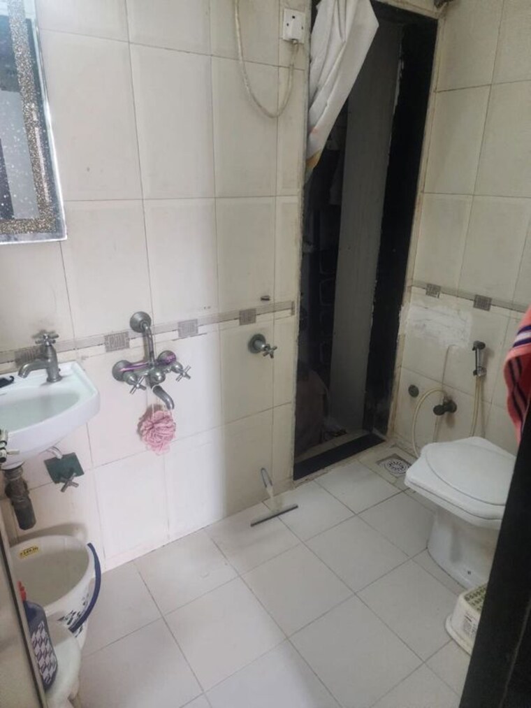 Bathroom, bhoomi-park 1 Bedroom 625 Sq.Ft. Apartment In Malad West Mumbai 10726906