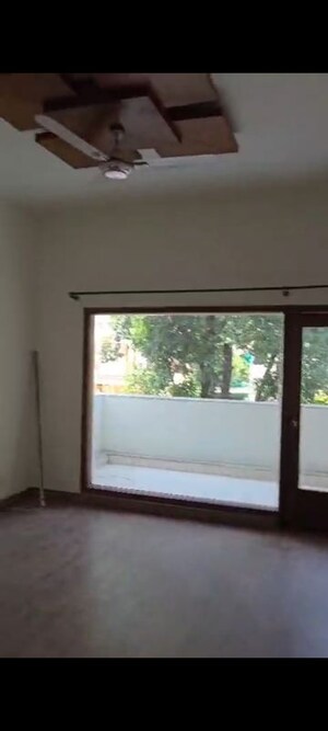 Room in 2 BHK Builder Floor at Sector 21 – for Rent