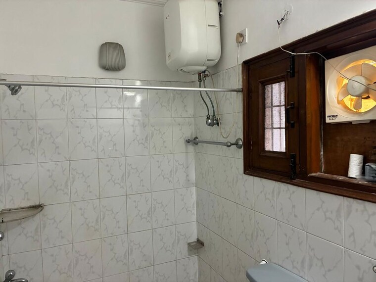 Bathroom, sector 11 2 Bedroom 1000 Sq.Ft. Builder Floor In Sector 11 Chandigarh 10726957