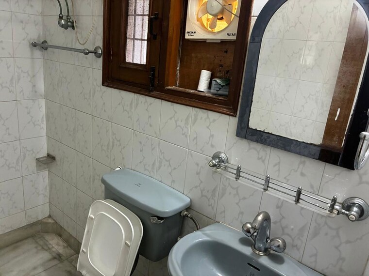 Bathroom, sector 11 2 Bedroom 1000 Sq.Ft. Builder Floor In Sector 11 Chandigarh 10726957