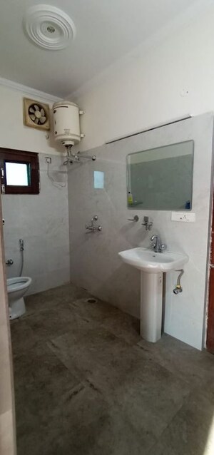 Bathroom in 1 BHK Builder Floor at Sector 37 – for Rent