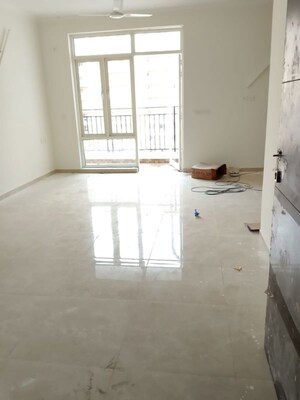 Room in 3 BHK Apartment at Omaxe R2, Gomti Nagar – for Sale
