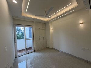 Room in 3 BHK Builder Floor at Sector 21 – for Rent