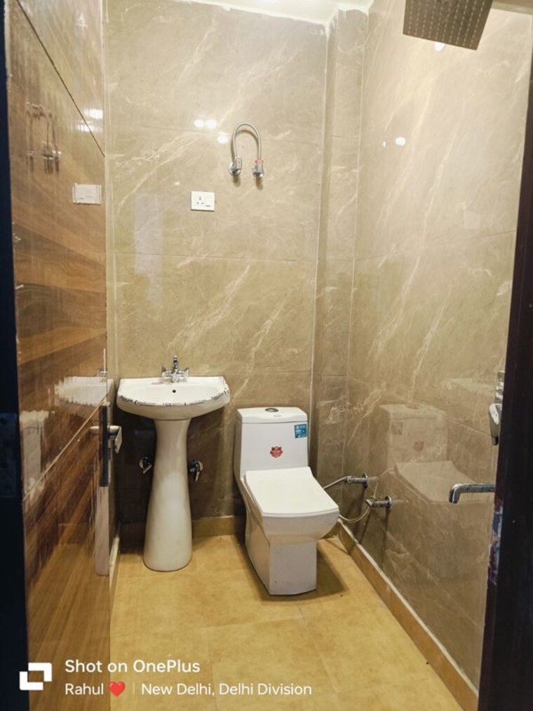 Bathroom, dwarka mor 4 Bedroom 150 Sq.Yd. Builder Floor In Dwarka Mor Delhi 10727159
