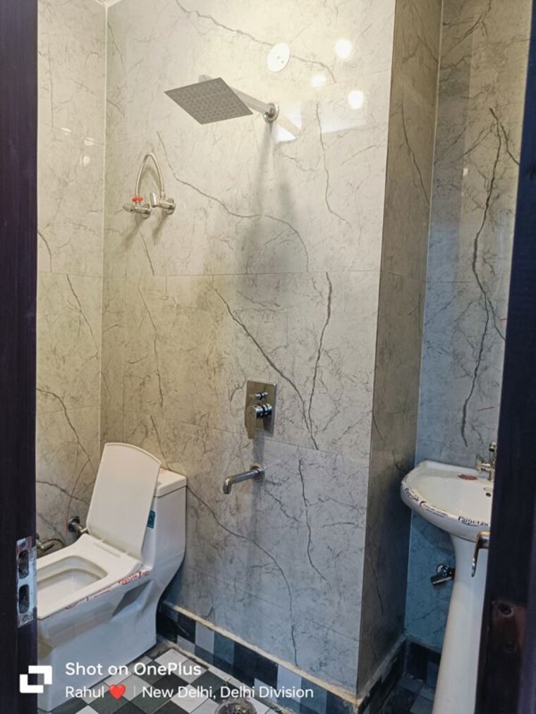 Bathroom, dwarka mor 4 Bedroom 150 Sq.Yd. Builder Floor In Dwarka Mor Delhi 10727159