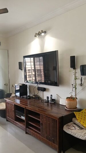Living Room in 1.5 BHK Apartment at Swapnalok Towers, Malad East – for Rent