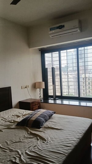 Room in 1.5 BHK Apartment at Swapnalok Towers, Malad East – for Rent