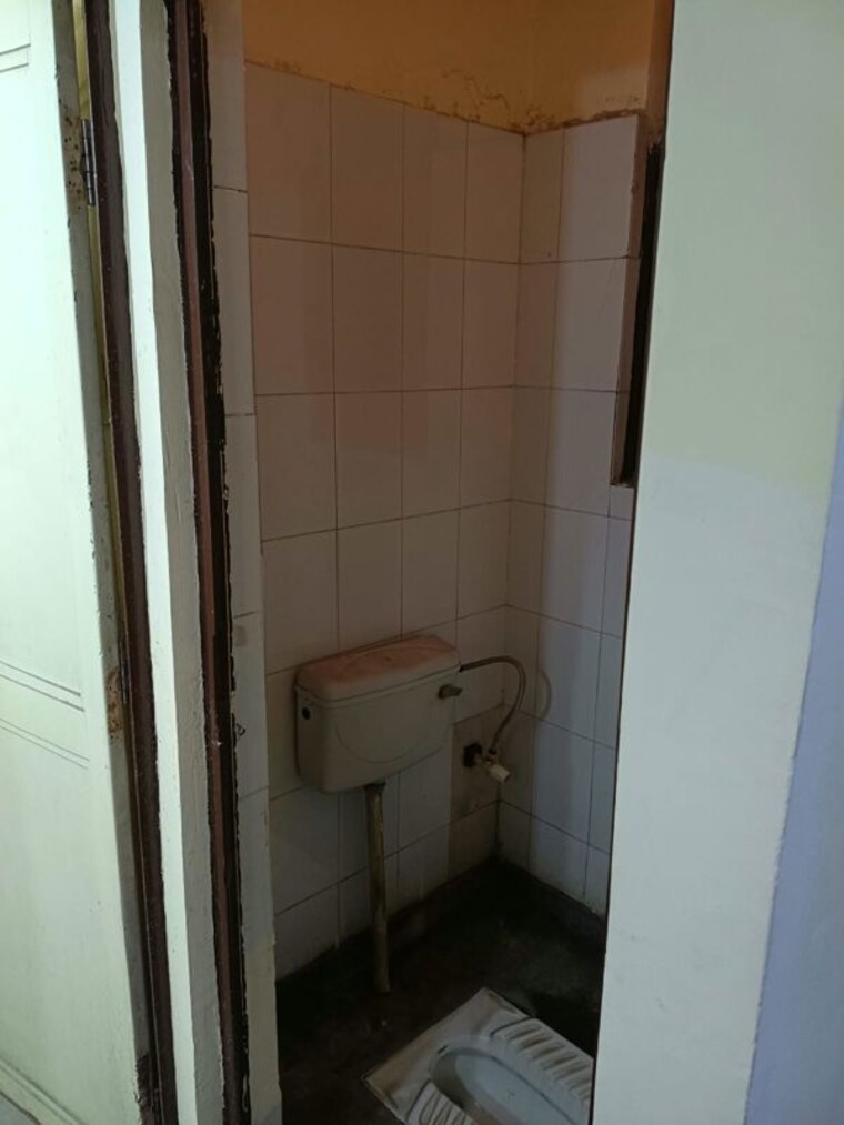 Bathroom, mahadev-apartments-noida 1 RK 350 Sq.Ft. Apartment In Sector 73 Noida 10727192