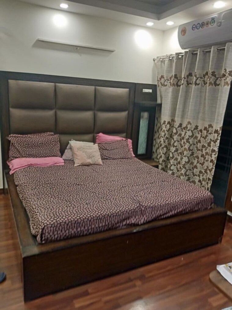 Bedroom, paras-tierea 3.5 Bedroom 1592 Sq.Ft. Apartment In Sector 137 Noida 10726642