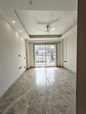 Room in 3 BHK Builder Floor at Sushant Lok I – for Rent
