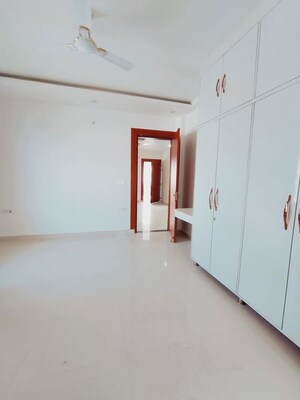 Room in 5 BHK Villa at Sultanpur Road – for Rent