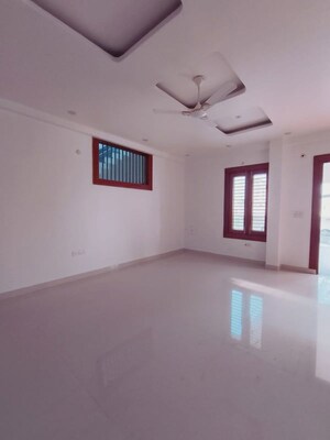 Room in 5 BHK Villa at Sultanpur Road – for Rent