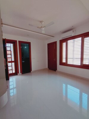 Room in 5 BHK Villa at Sultanpur Road – for Rent
