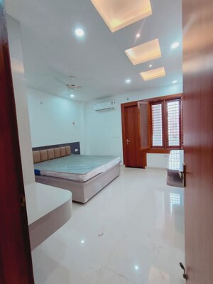 Room in 5 BHK Villa at Sultanpur Road – for Rent