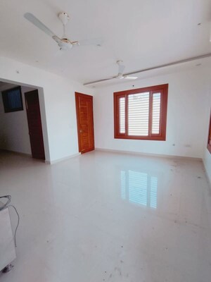 Room in 5 BHK Villa at Sultanpur Road – for Rent