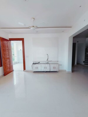Room in 5 BHK Villa at Sultanpur Road – for Rent