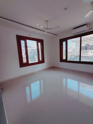 Room in 5 BHK Villa at Sultanpur Road – for Rent