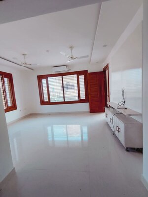 Room in 5 BHK Villa at Sultanpur Road – for Rent
