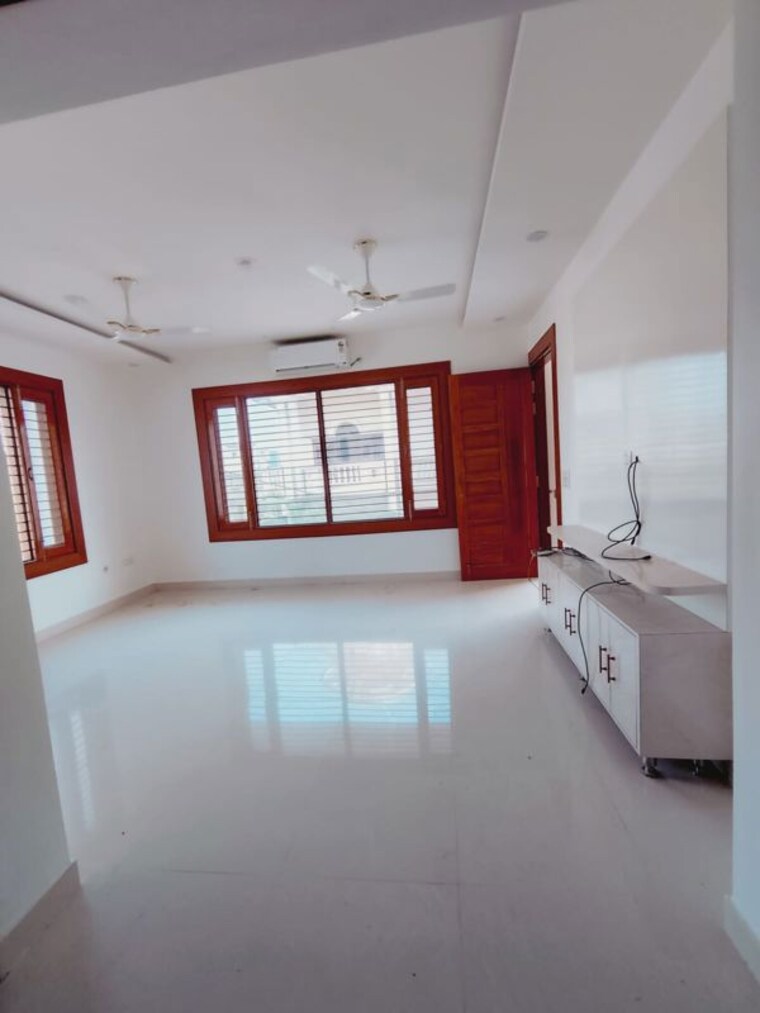 Room, sultanpur road 5 Bedroom 3300 Sq.Ft. Villa In Sultanpur Road Lucknow 10727225